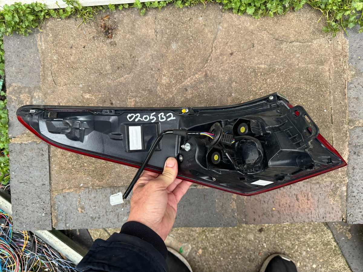 Lampu belakang Kanan Outer (di Bodi) cocok untuk 2016 Lexus ES350 RETAK