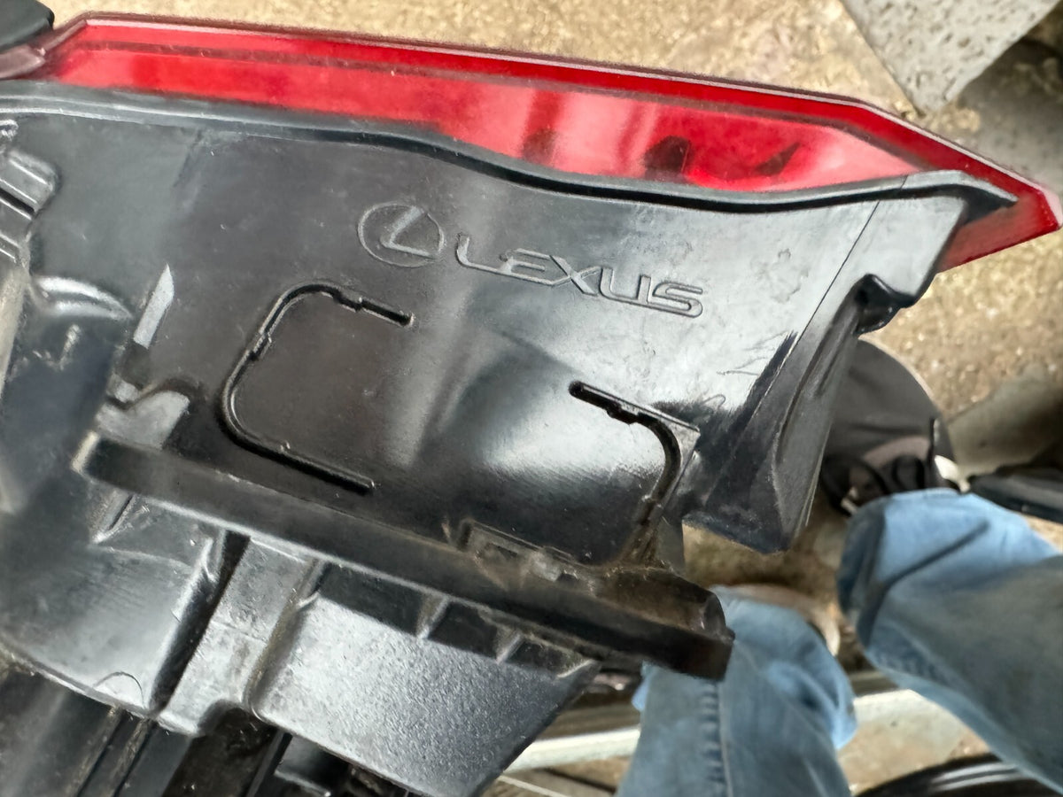 Lampu belakang Kanan Outer (di Bodi) cocok untuk 2016 Lexus ES350 RETAK