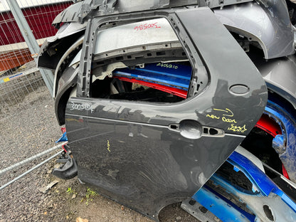LAND ROVER DISCOVERY 5 / REAR LEFT DOOR (NEEDS RESPRAY AND REPAIR)