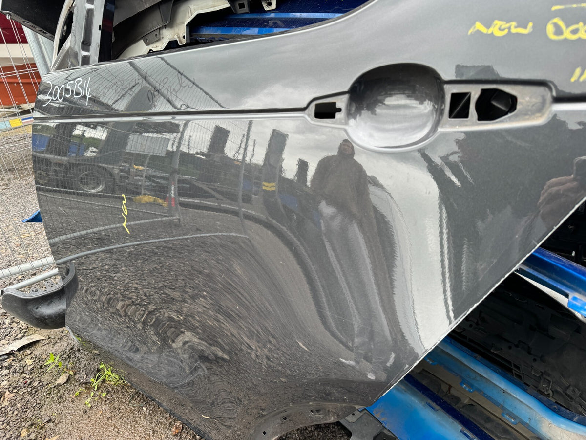 LAND ROVER DISCOVERY 5 / REAR LEFT DOOR (NEEDS RESPRAY AND REPAIR)