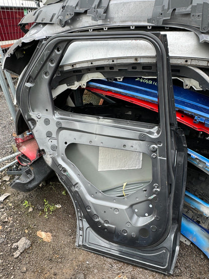 LAND ROVER DISCOVERY 5 / REAR LEFT DOOR (NEEDS RESPRAY AND REPAIR)