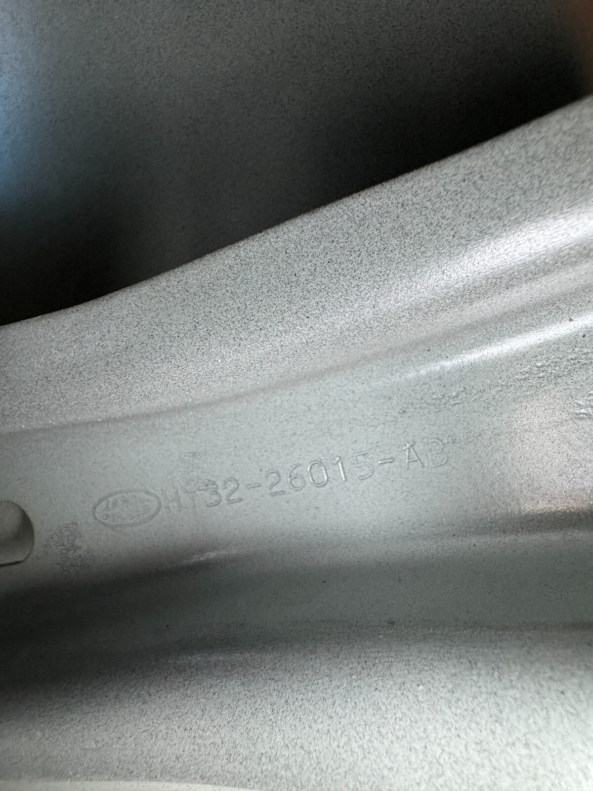 LAND ROVER DISCOVERY 5 / REAR LEFT DOOR (NEEDS RESPRAY AND REPAIR)
