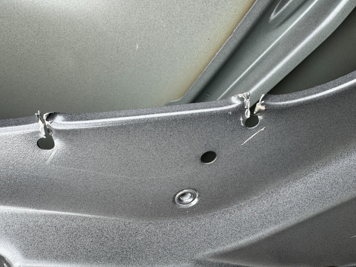 LAND ROVER DISCOVERY 5 / REAR LEFT DOOR (NEEDS RESPRAY AND REPAIR)