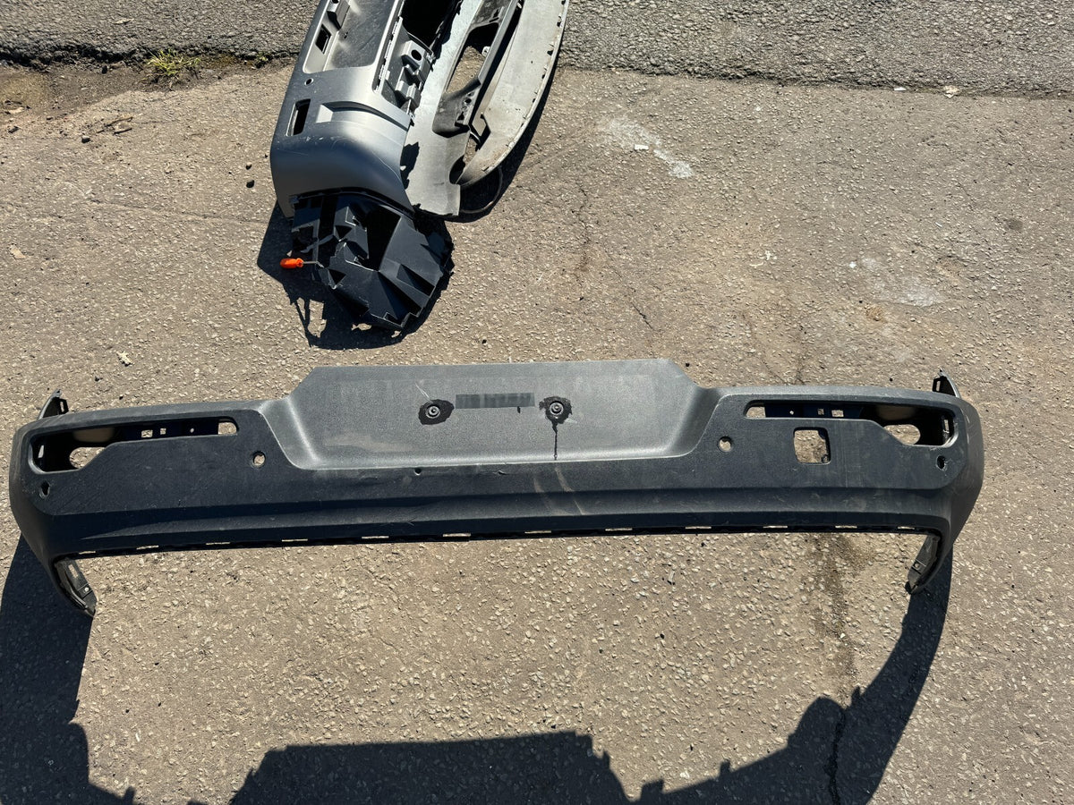 正廠 VOLVO XC40 2018-2021 後保桿下半部 31449333
