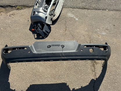 正廠 VOLVO XC40 2018-2021 後保桿下半部 31449333