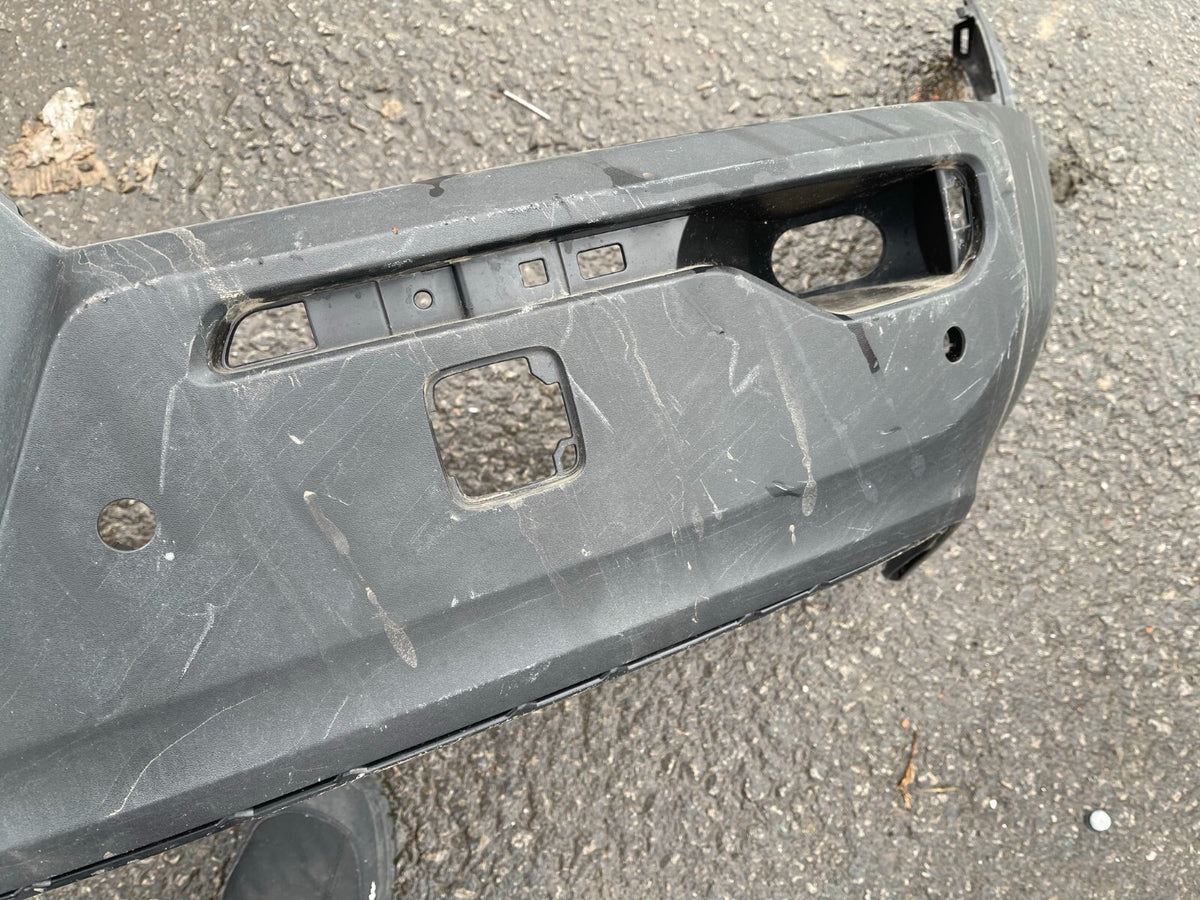 Volvo Xc40 Bumper Belakang Bagian Bawah 31449333 Hanya Baret Ringan Dengan Lubang PDC Bagus