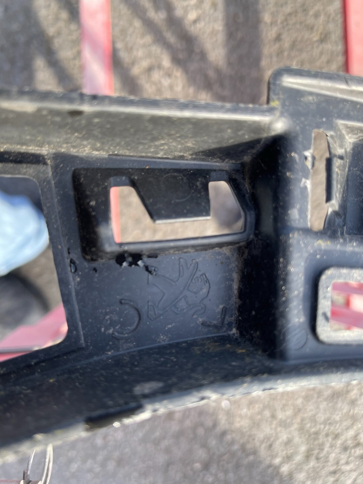 Citroen Berlingo 前保桿左側支架 9816768880 原廠件