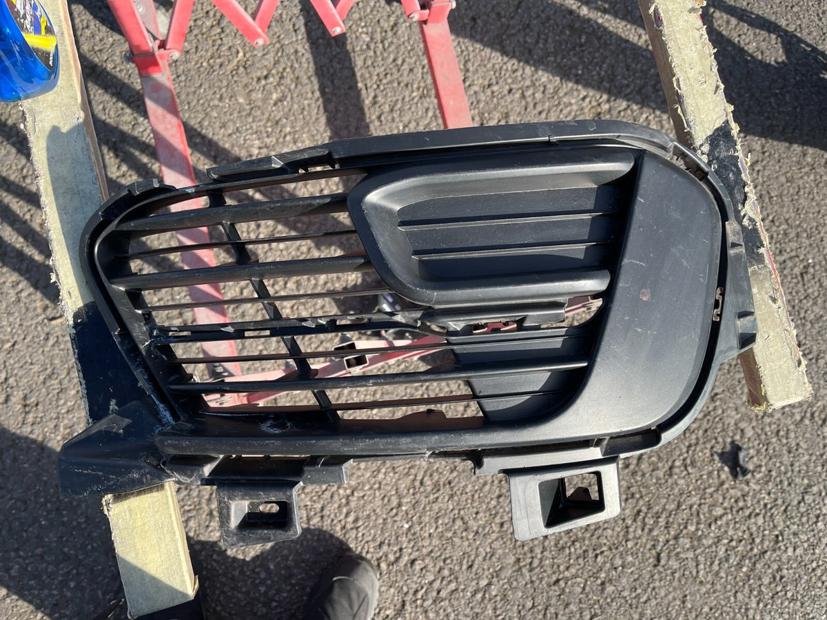 PEUGEOT 308 2017-2020 RIGHT DRIVER SIDE LOWER GRILL With TRIM P/N:99894479