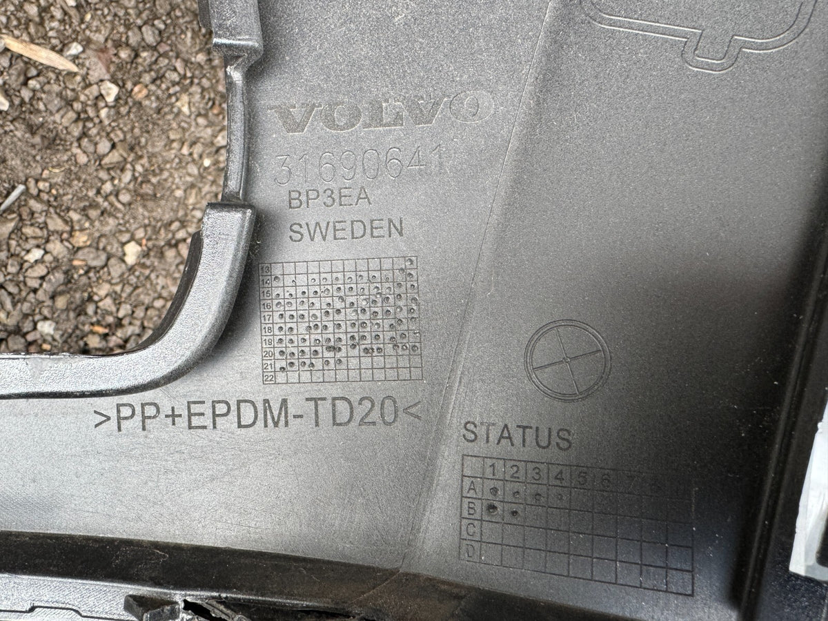 正廠 VOLVO XC90 2019 起適用 前保桿 料號 31690641