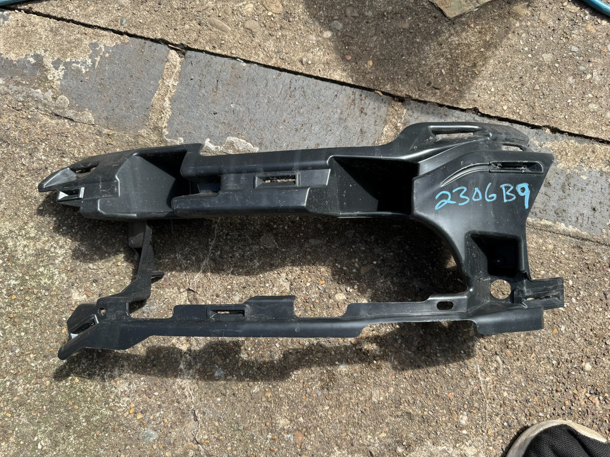 2023 Jaguar I Pace 前保桿右支架 2018 年起 J9D3-15266-A 原廠件
