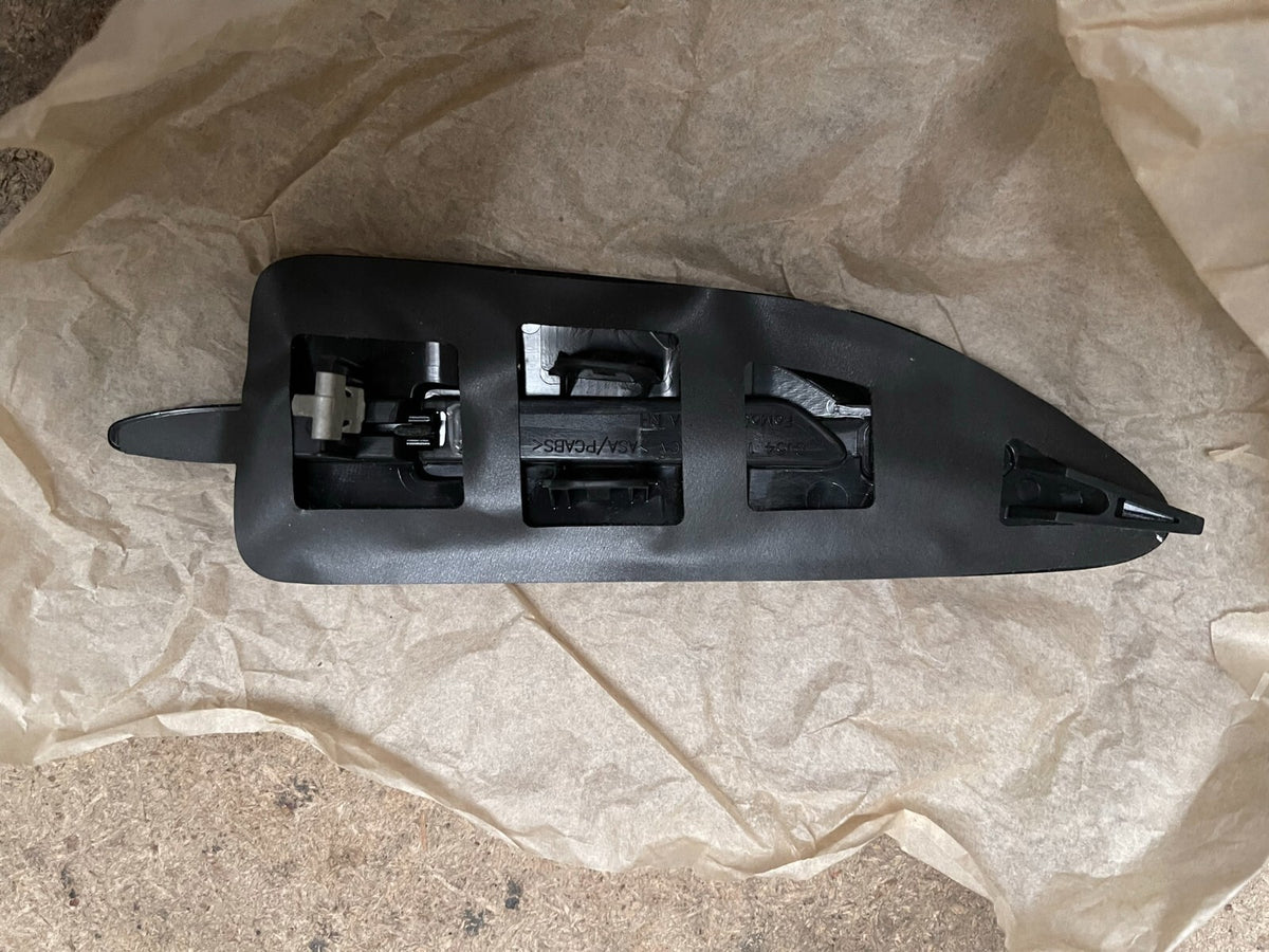 กระจังหน้าแท้ Ford 2230514