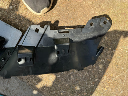 2023 Jaguar I Pace Bracket Bumper Dalam Bagian Atas/Tengah J9D317640A Original