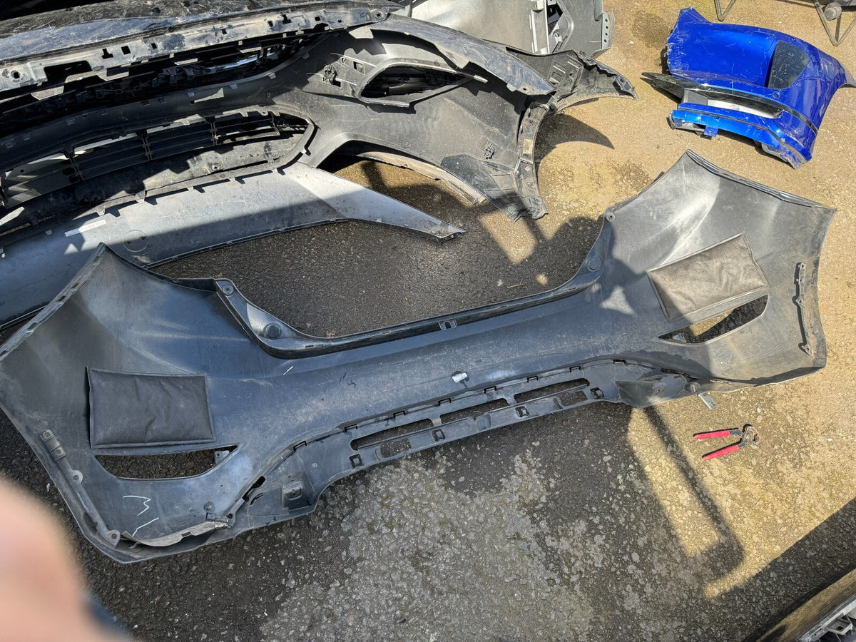 FORD FIESTA 2009 - 2017 ĐỜ-ĐỜ-SỐC SAU CHÍNH HÃNG PN:8A6117906, 8A6117K823 BỊ NỨT