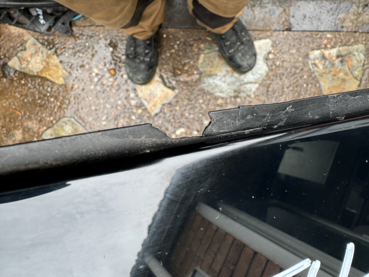 2023 Land Rover Range Rover L460 คิ้วหลังคา m8e2517c78 ยางชำรุด