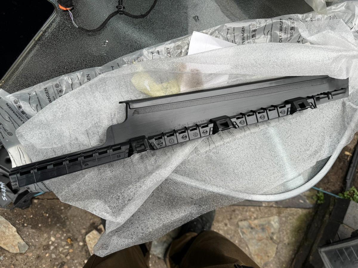 คิ้วขอบกระจกประตูหน้าซ้ายแท้ Seat Ibiza KJ 2018 ขึ้นไป 6F0837901E ใหม่ OEM