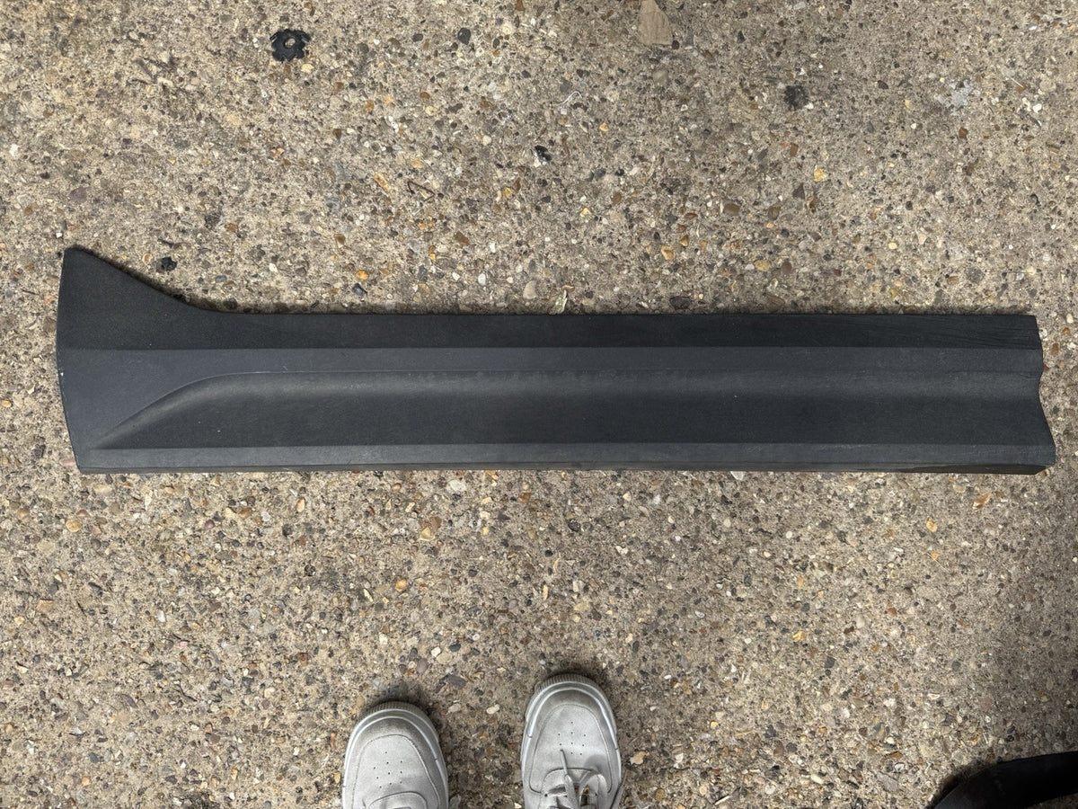 Volvo XC40 2023 Left front door trim molding 31448336 GRS4570