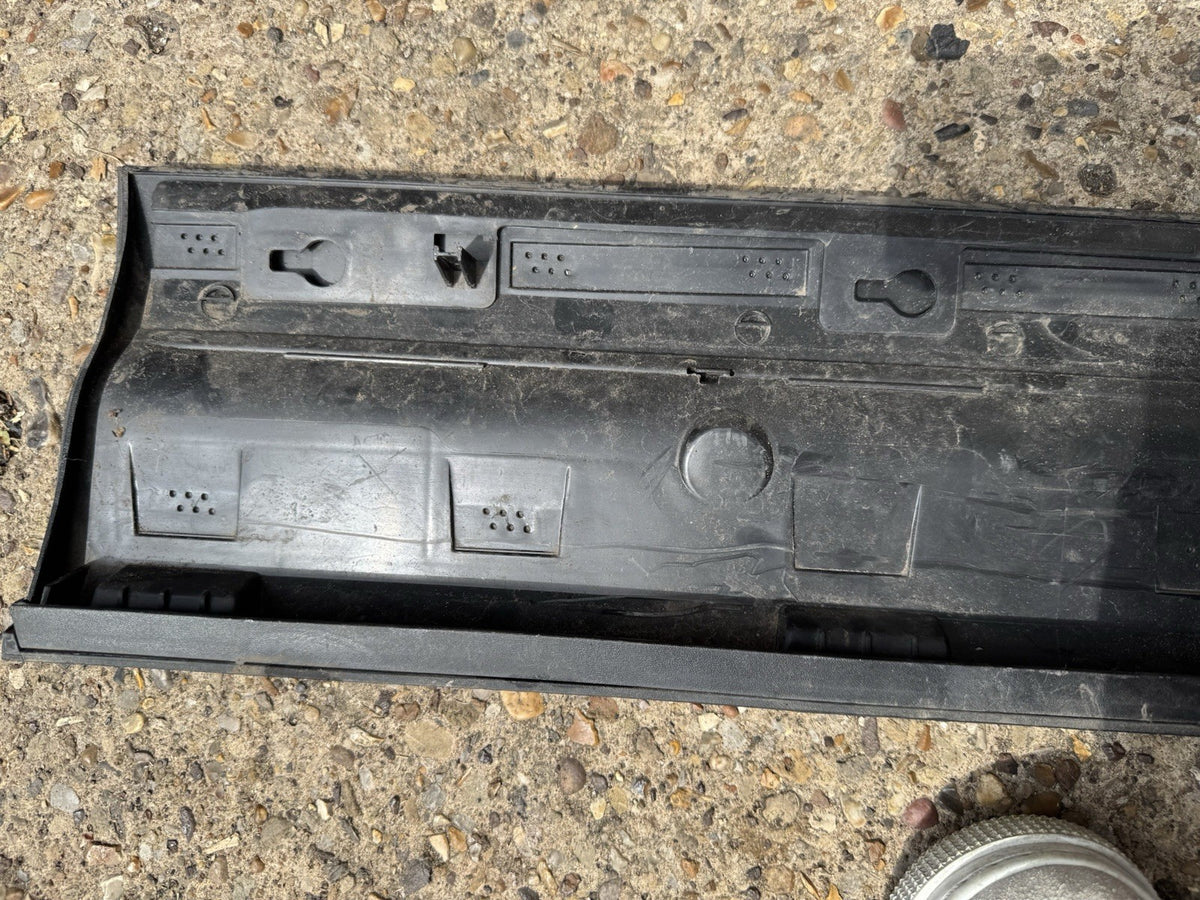 Volvo XC40 2023 Left front door trim molding 31448336 GRS4570