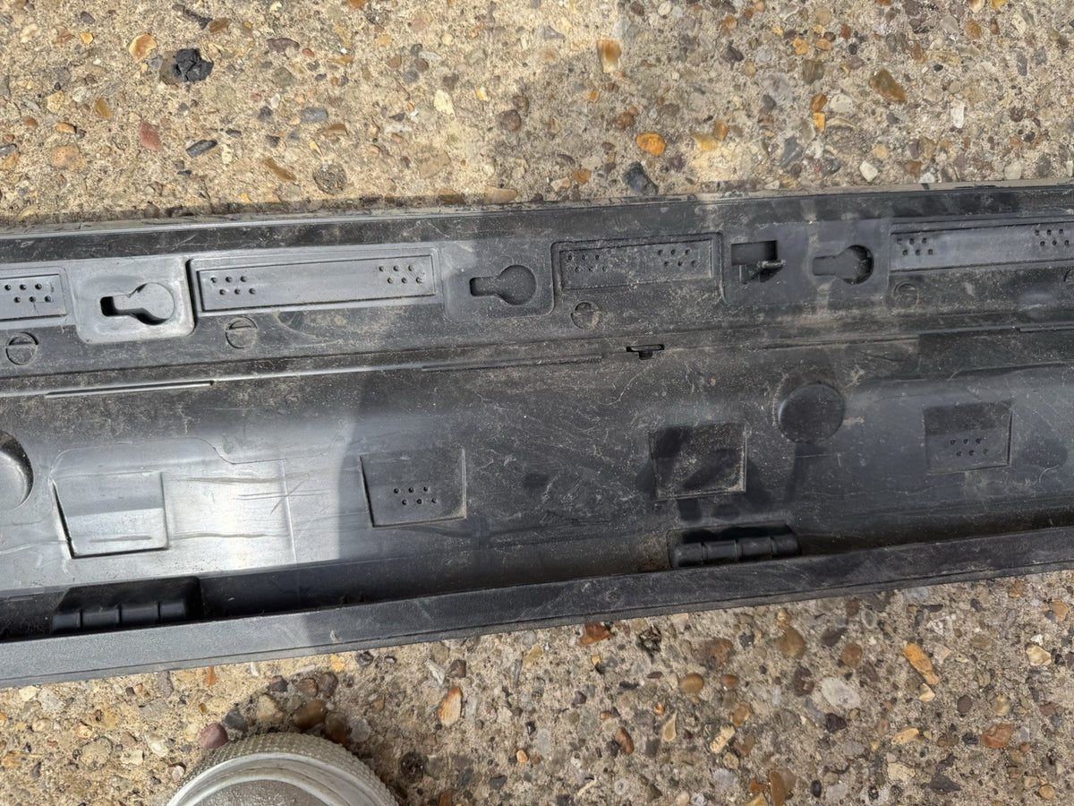 Volvo XC40 2023 Left front door trim molding 31448336 GRS4570