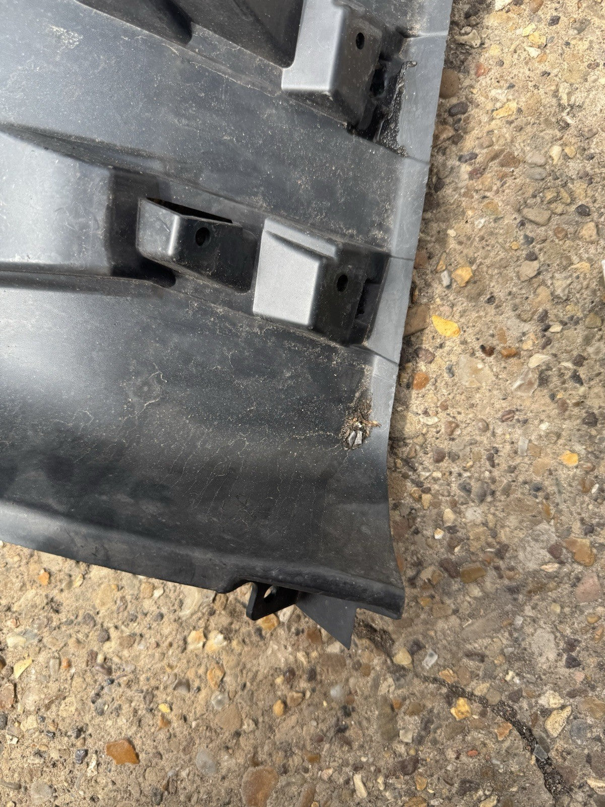 Range Rover Evoque L551 Front Bumper Right Air Duct Bracket M8D2-17E950-B
