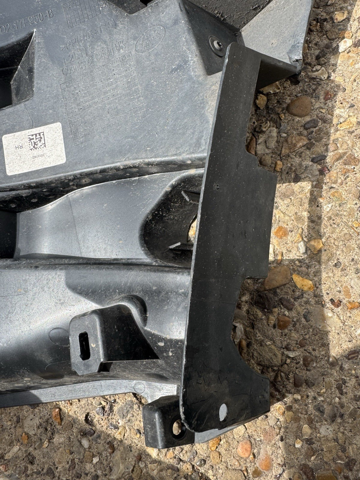 Range Rover Evoque L551 Front Bumper Right Air Duct Bracket M8D2-17E950-B