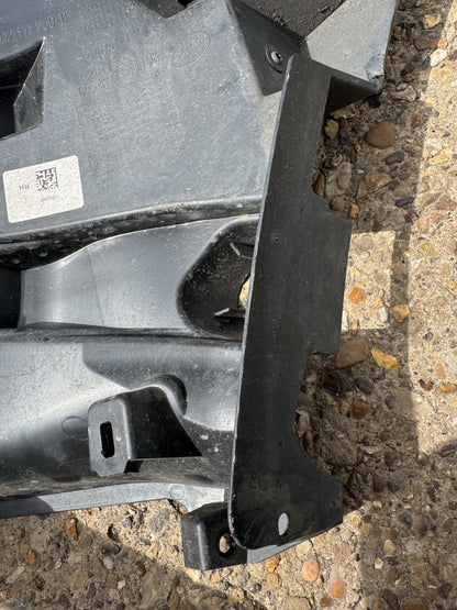 Range Rover Evoque L551 Front Bumper Right Air Duct Bracket M8D2-17E950-B