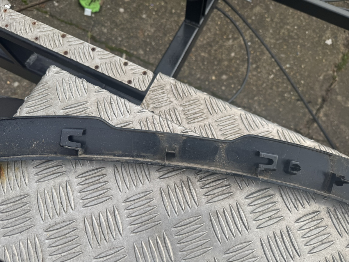 GENUINE LAND ROVER DEFENDER L663 REAR LEFT WHEEL ARCH TRIM L8B2-290E23-BB