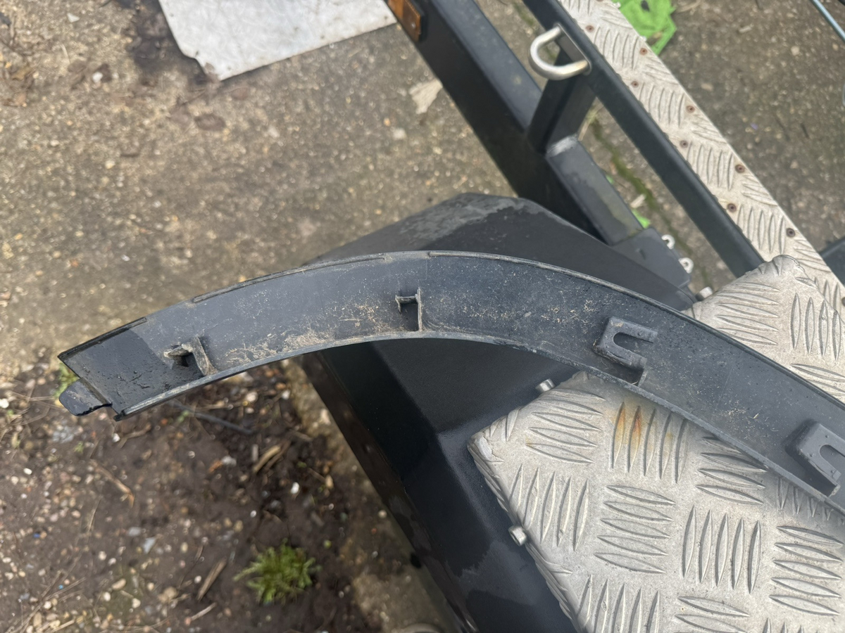 GENUINE LAND ROVER DEFENDER L663 REAR LEFT WHEEL ARCH TRIM L8B2-290E23-BB