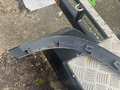 GENUINE LAND ROVER DEFENDER L663 REAR LEFT WHEEL ARCH TRIM L8B2-290E23-BB