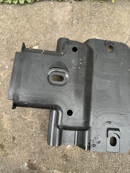Braket Dudukan Bumper Belakang Audi Q7 4M0 071 999g Belakang