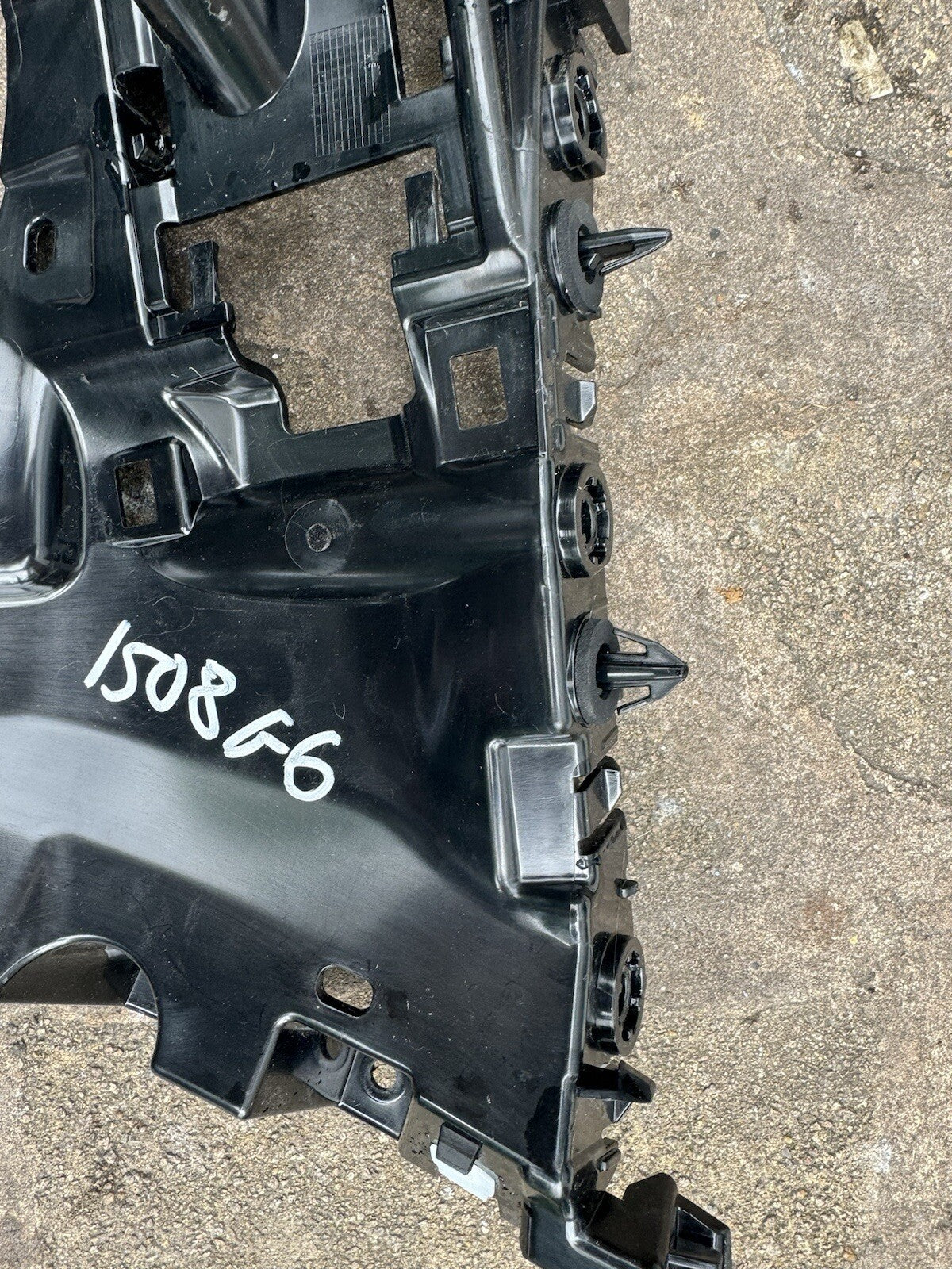 breket bumper belakang kiri L8B2-17A882-A LAND ROVER DEFENDER L663 2020-