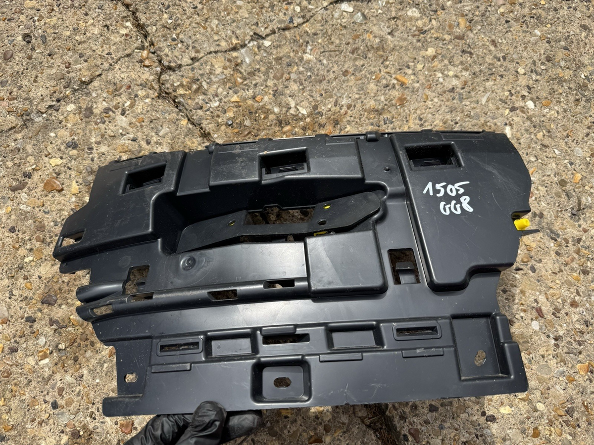Range Rover Sport Front Bumper Right Bracket 2022 ON N9X2-17C862-A Genuine