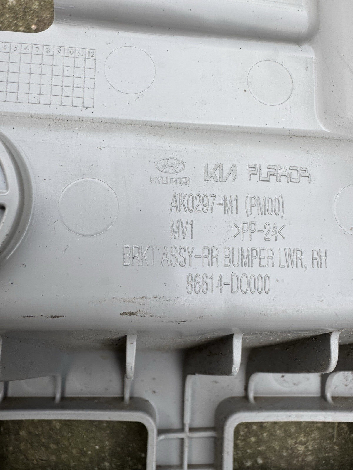 Kia OE 86614DO000 - Rear Right Bumper Cover Bracket
