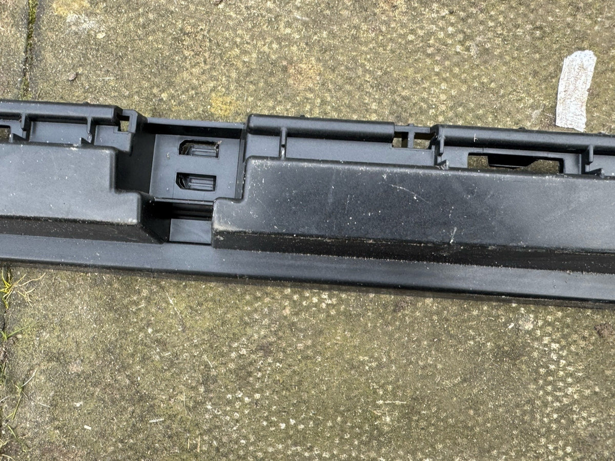 Volvo S90 T8 Side Skirt Bracket Left Center 31386129 2021 27636976