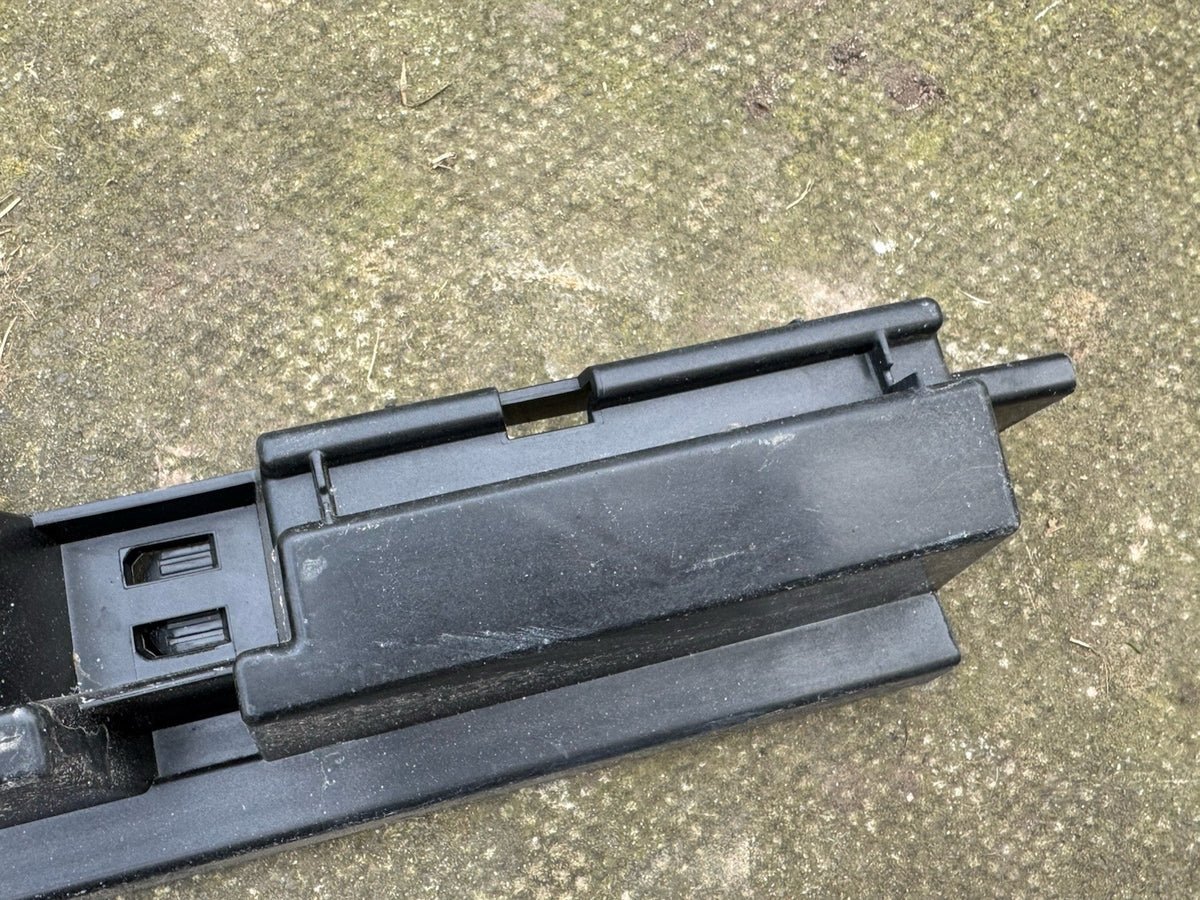 Volvo S90 T8 Side Skirt Bracket Left Center 31386129 2021 27636976