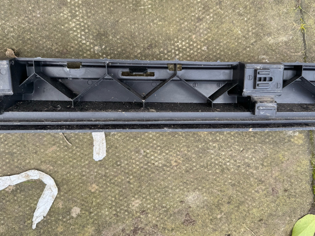 Volvo S90 T8 Side Skirt Bracket Left Center 31386129 2021 27636976