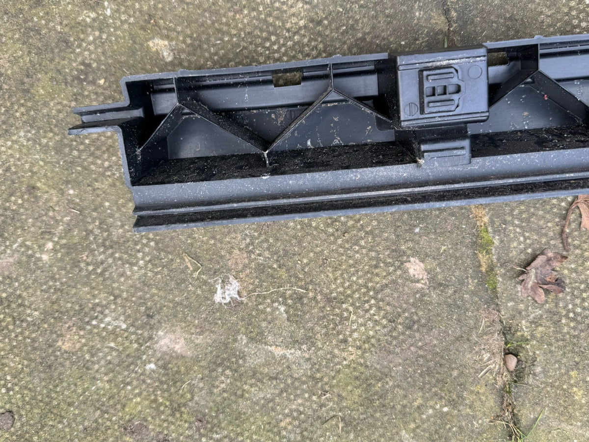 Volvo S90 T8 Side Skirt Bracket Left Center 31386129 2021 27636976