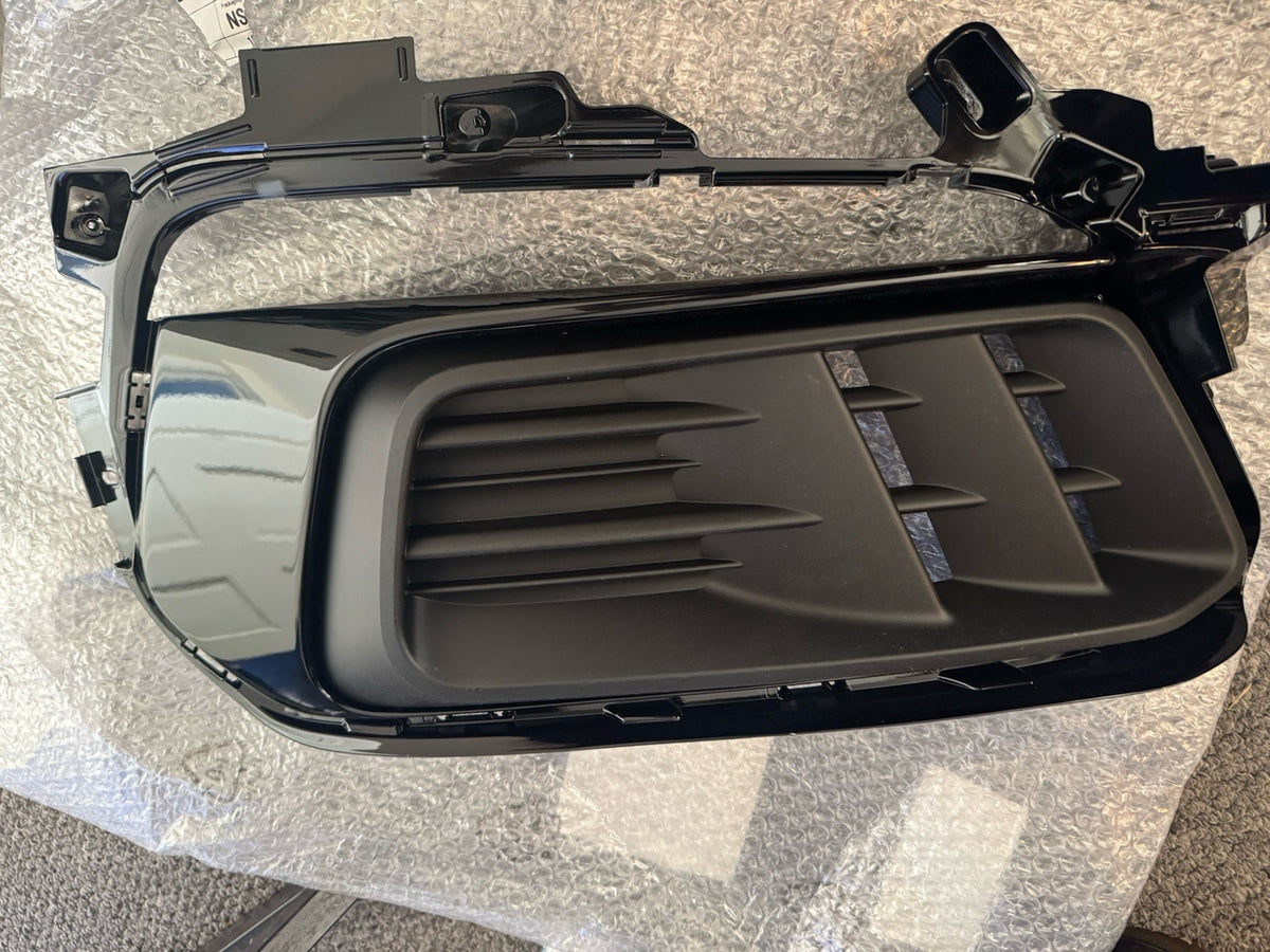 1627680080 peugeot 308 grill bawah bumper depan sisi kanan 2016-22