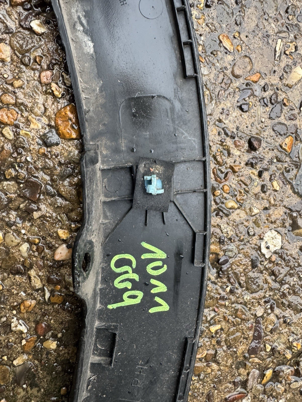 scratched KIA SPORTAGE MK4 DRIVER SIDE RIGHT FRONT WHEEL ARCH TRIM	 87714-F1000