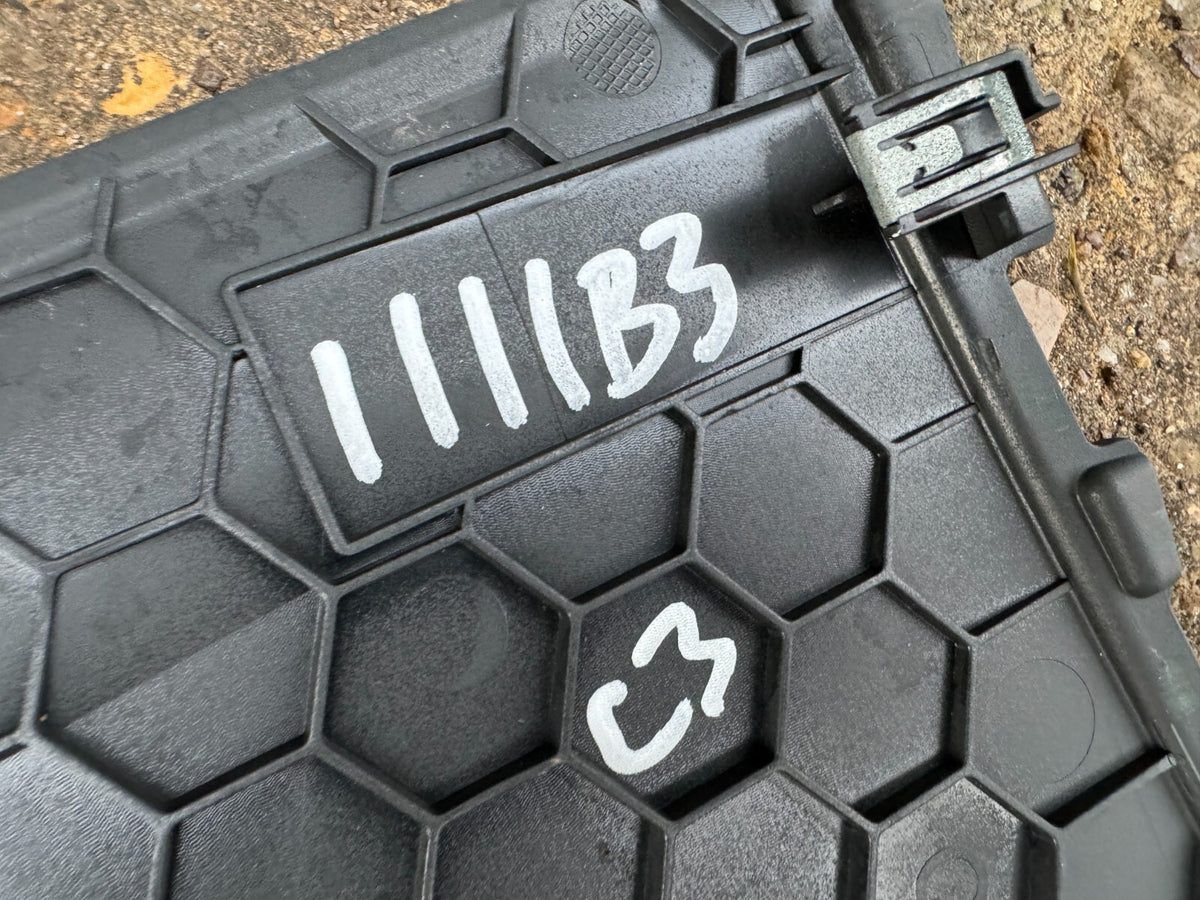 Ốp trang trí bệ trung tâm bên trái Audi Q8 4M 4M8863305