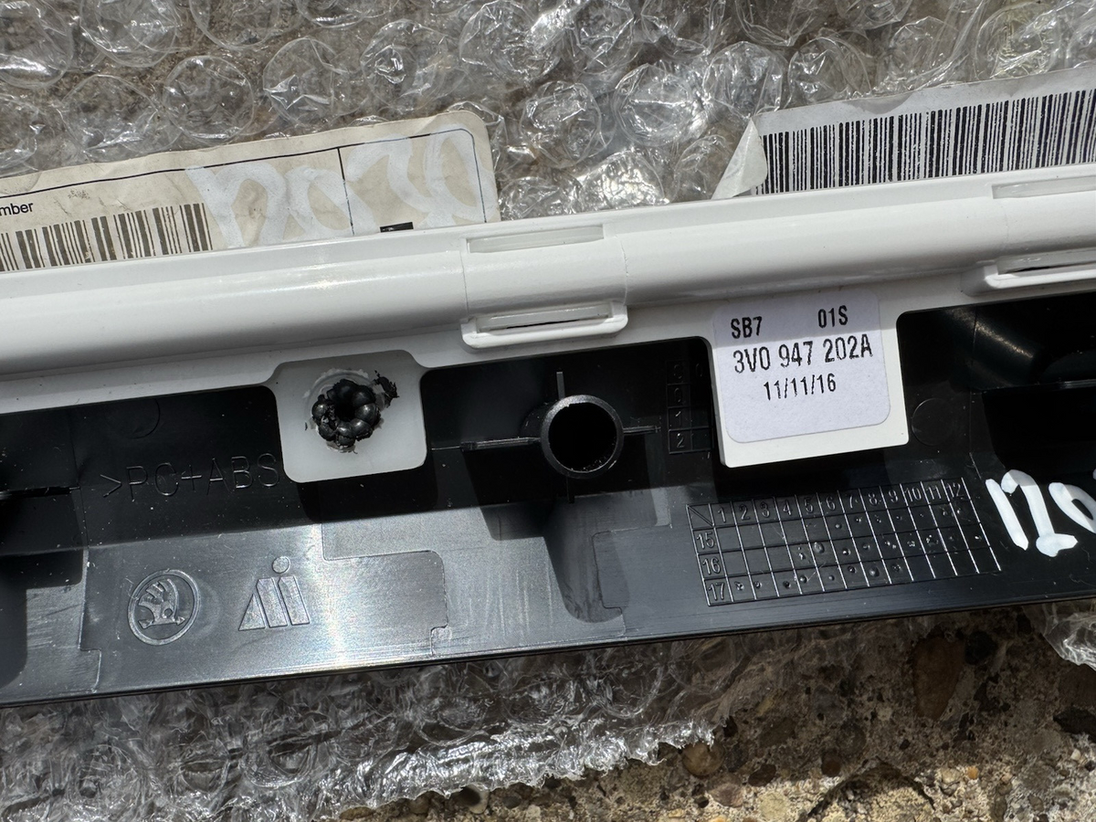 RIGHT FRONT door board finisher trim SKODA SUPERB III PIANO 3V0947202A