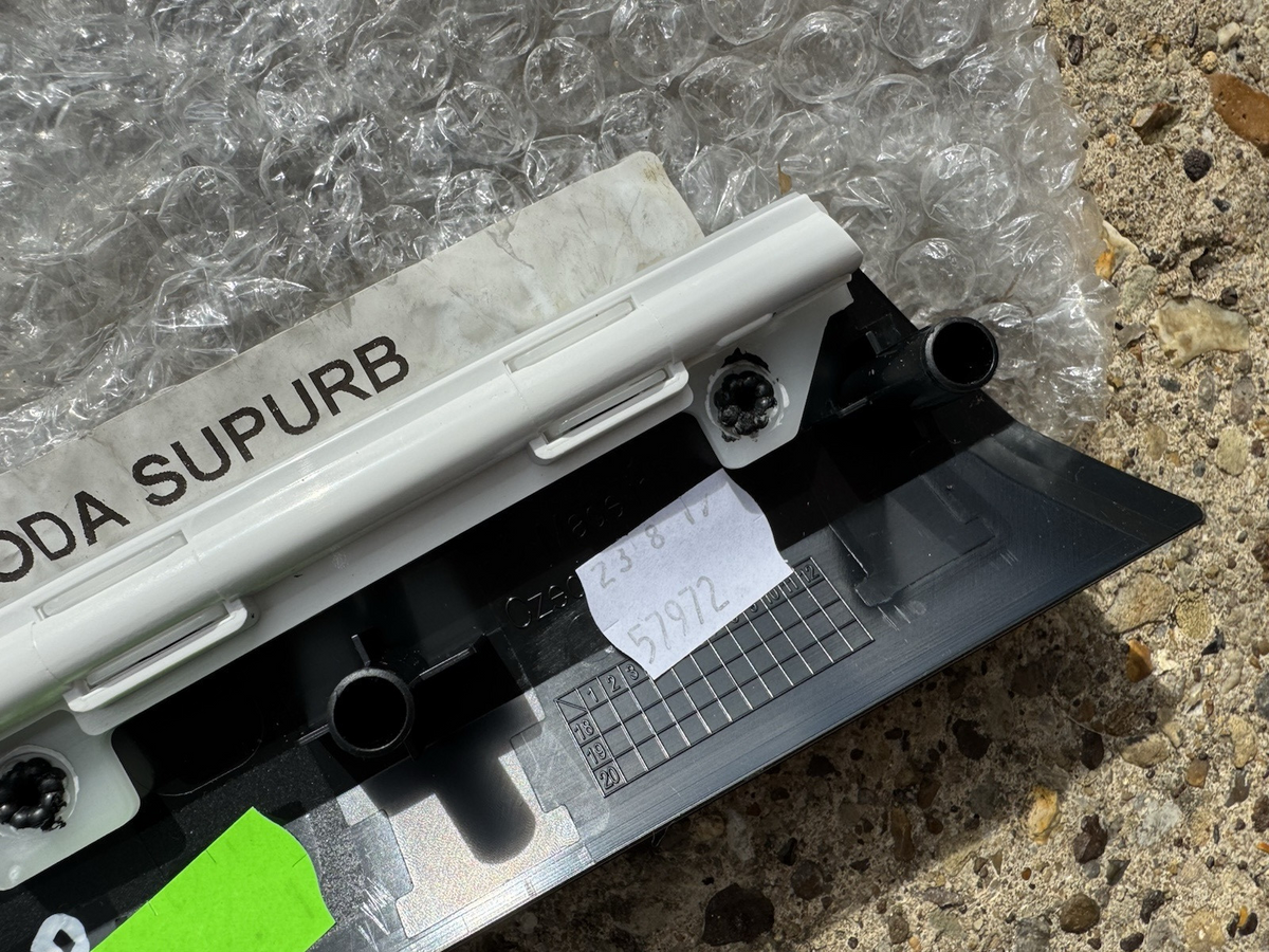 RIGHT FRONT door board finisher trim SKODA SUPERB III PIANO 3V0947202A