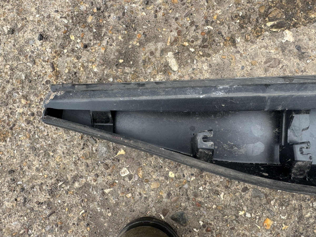 Trim pintu depan kiri 75074-42070 Toyota 2021-26