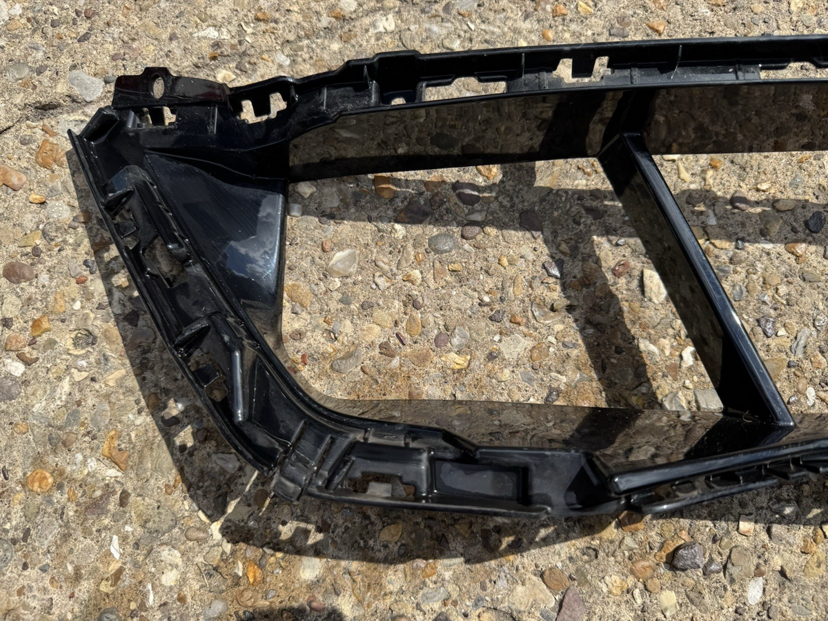 BMW 5 G60 2024 Front bumper upper radiator grill 8084629 DGJ951