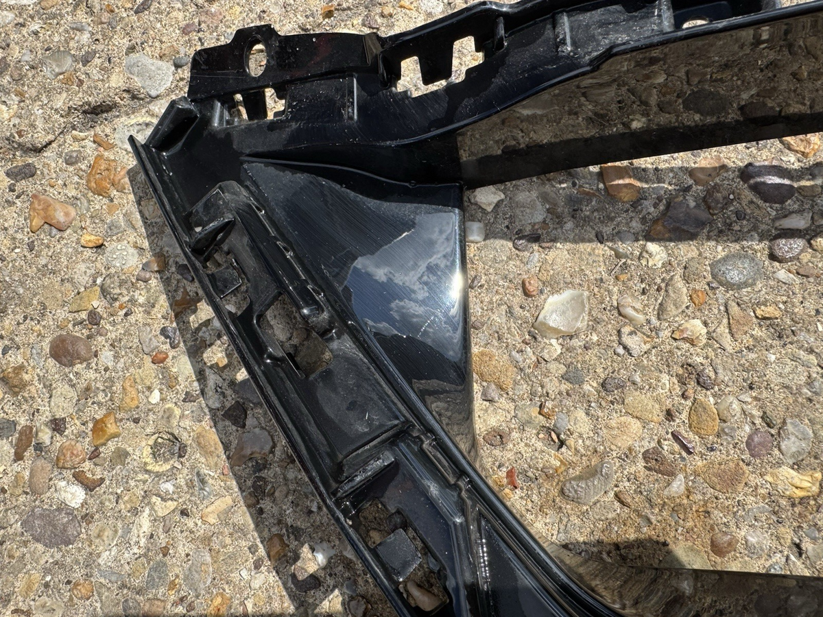 BMW 5 G60 2024 Front bumper upper radiator grill 8084629 DGJ951