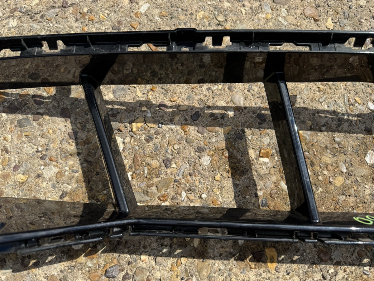 BMW 5 G60 2024 Front bumper upper radiator grill 8084629 DGJ951