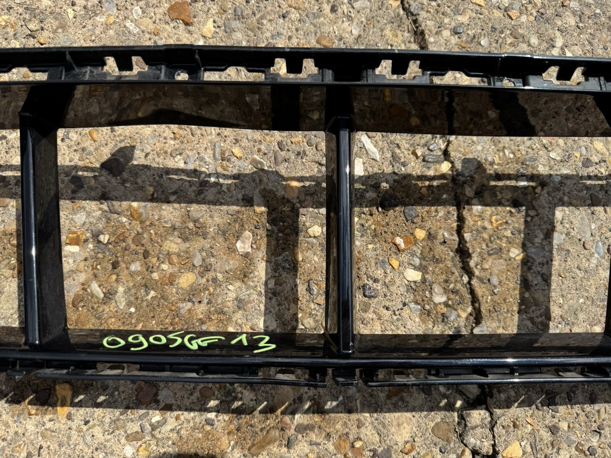BMW 5 G60 2024 Front bumper upper radiator grill 8084629 DGJ951