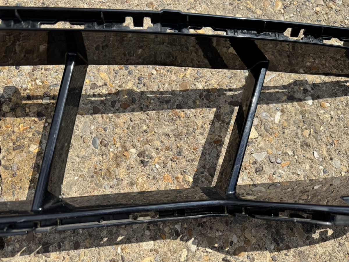 BMW 5 G60 2024 Front bumper upper radiator grill 8084629 DGJ951