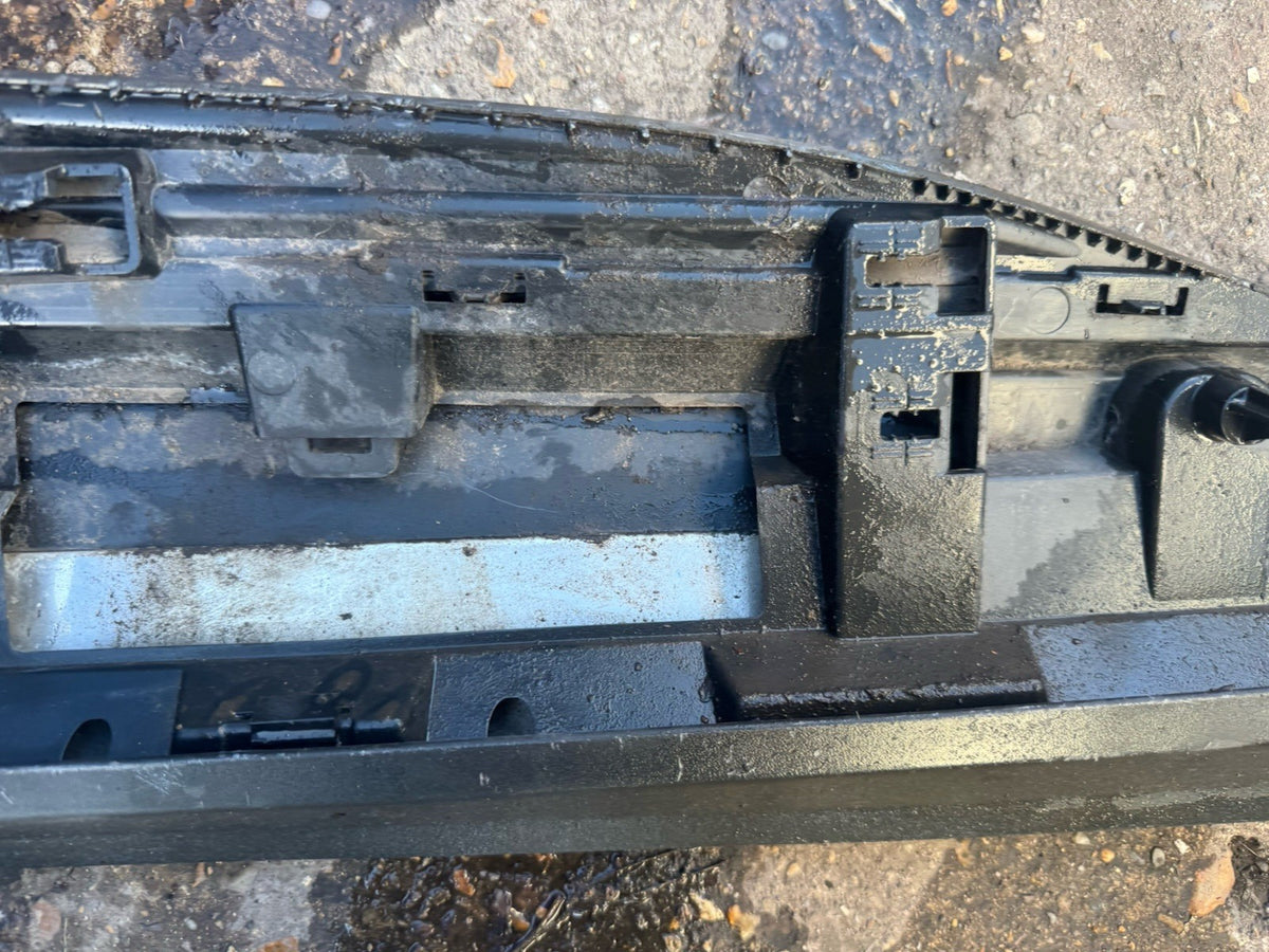 RUSAK !AUDI E-TRON 2018 onwards FRONT LEFT SIDE N/S DOOR MOULDING TRIM 4KE.853.959