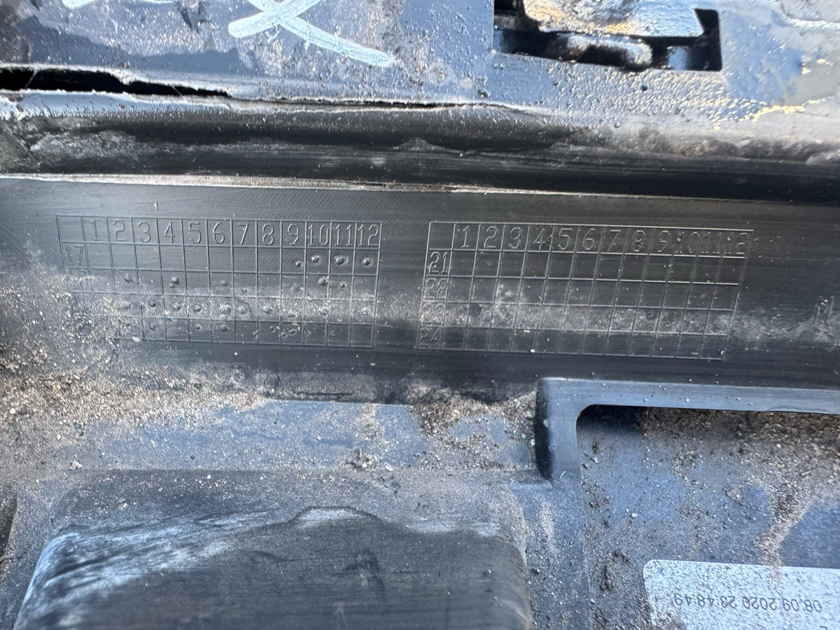 RUSAK !AUDI E-TRON 2018 onwards FRONT LEFT SIDE N/S DOOR MOULDING TRIM 4KE.853.959