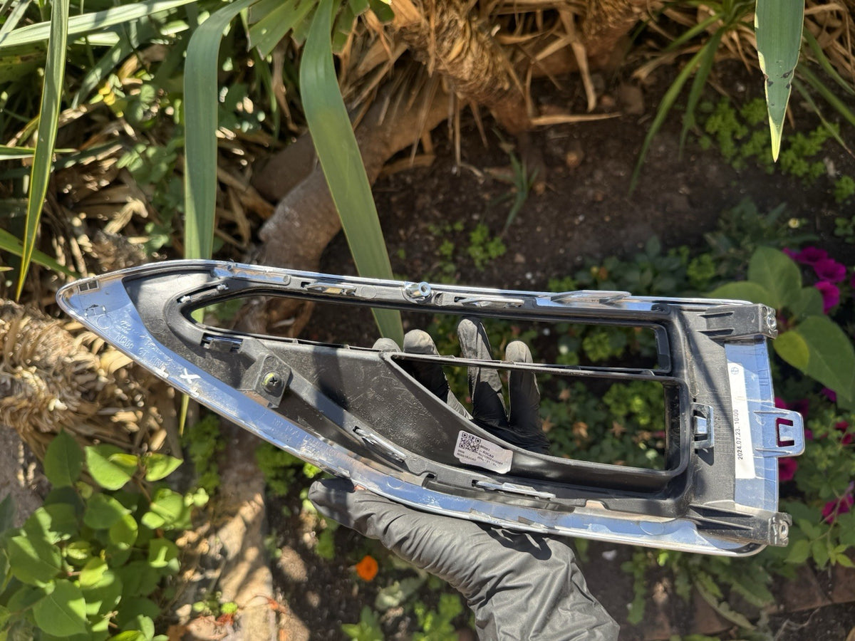 KIA Sportage 2022 Left front fog light trim grill 86661R2CA0 DOD2776